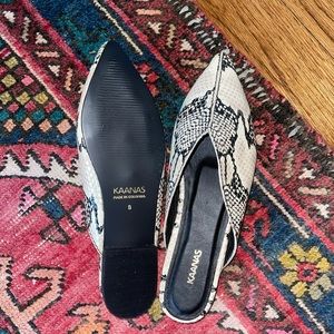 NWOT Kaanas Pointed Toe Mule